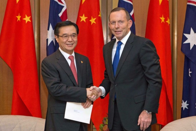 澳大利亚总理阿博特（右）与中国商务部部长高虎城