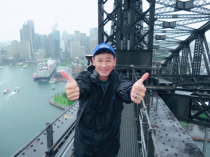邱心志在悉尼大桥